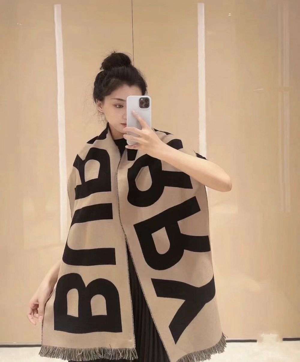 Burberry Scarf - Picture 7 of 7